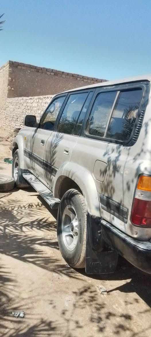 السلام عليكم VXR موديل 92 فول مواصفات سيارة بلاديه مكفوله من الحادث والضربه سياره  مامصبوغه بيه شبر صبغ محرك بخاخ شرط كير عادي لو كير شغال اكسن بيه ونه بسيطة بريك اربعه وسايد بريك وتخم تاير ودبل تانكي تبريد عوزه قايش ثلاث قطع وثلاجه عوزها صيانه غرفه نضيفه كهربائيات كله شغاله لايت زنون مقدم وره وكدام جديد سياره جاهزه رقم قادسيه وطني تحويل مباشر سنويه لل27  سيارة حلوه نضيفه حيل سيارة اهيه ومالكها بل سماوه *********** السعر 69 وبيه مجال ومتواجد واتساب وماسنجر قابل للمراوس بيكم
