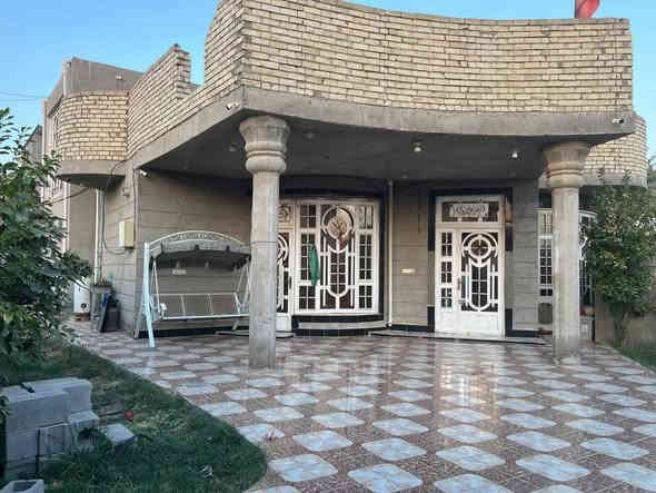 ركن على شارعين بأتجاه القبله 
معاملة التطويب كامله 
مساحه 320 متر 
ساحه بين الدار والسايدين 
مدخل الزبيديه البوابه بجانب اليمين
وانت خارج من الزبيديه للجسر 
ماء كهرباء مجاري تليفون
كونكريت شريطي ارضي درجه اولى 
السقف صب مسلح شغل ممتاز
بناء حديث خريطه حلوه
صحيات داخل خارج
حديقه إماميه 
حديقه جانبيه
استقبال 7/5
صاله ٥/٧ 
هول ومطبخ حار وبارد ٥/٨ 
غرفة نوم ارضي 5/4
غرفة نوم 7/4 طابق ثاني بعده ماكامله
السعر ٩٧قابل للتفاوض
للاستفسار الاتصال ***********
