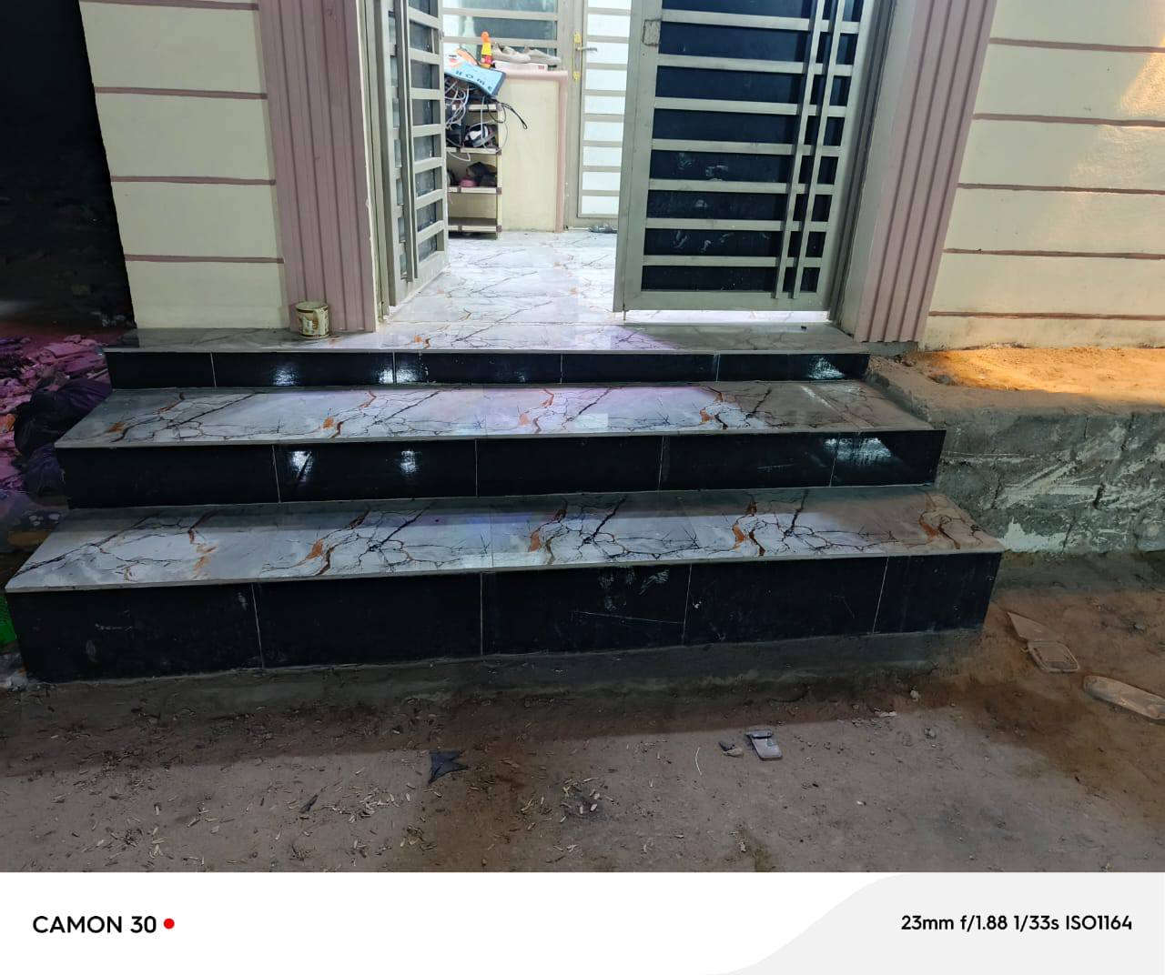 السلام عليكم
بيت للبيع في الكوفه حي ميسان  شارع الزوار المختصر  طابو زراعي سند 25 الأساس صب والسكف صب 
بيت كامل مكمل مكفول من كل جوانب 
مواصفات البيت مساحه البيت 115
غرفتين + صاله + استقبال + مطبخ + صحيات داخله وخارجيه + طارمه صغيره 
وايضا ارضيه بورسلين + جدران سيراميك كامل مكمل كلشي ما عاوز ولا حبايه تجي تخلي غراضك وتكعد وانت مرتاح البال ..بناء حديث مال جناي 2025. السعر45 مليون وبي مجال للشراي 
للاستفسار مراسله الصفحه او رقم 
‏‪/0788 109 4152‬‏ ملاحظه اقساط ما نبيع /
