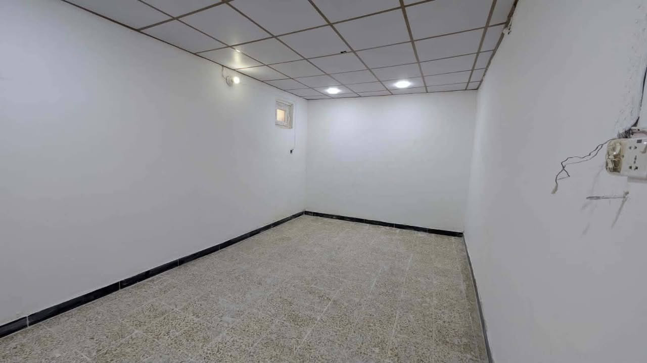 بيت بشارع الخنساء مساحه 167 بناء حديث خلف مفروشات أبو مصطفى  ايتكون الغرفتين ومطبخ وصاله وحمامات داخليه وحمامات خارجيه وبراني استقبال وحوش مفتوح
***********
