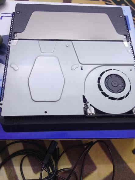 السلام عليكم بلي 4 سلم جديد نضام 12/52 قابل التهكير ذاكره 1 / تيره  كامل ملحقاته كيبلات تشغيل  كارتونه + 2 جوستيكات +2 اقراص هديه سعره 280 مكاني بغداد رقم ***********
