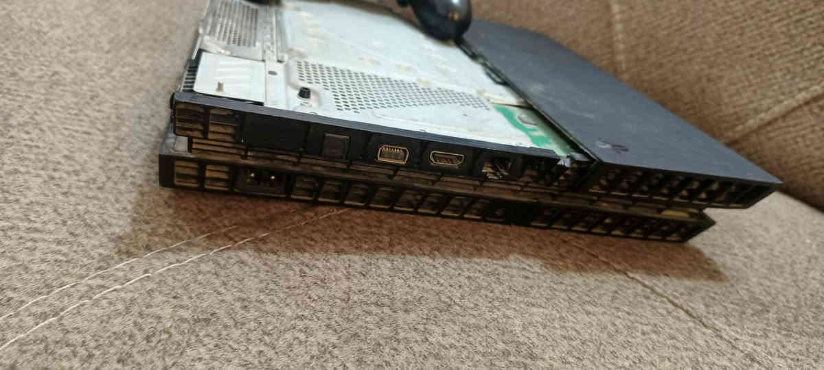 للبيع بلي ستيشن4 فات مهكر نضام 9 يحتاجله دكمت تشغيل مكسوره وكفر  يده اصليه مال جهاز ويا السعر150 رقم الهاتف *********** العنوان بسمايه
