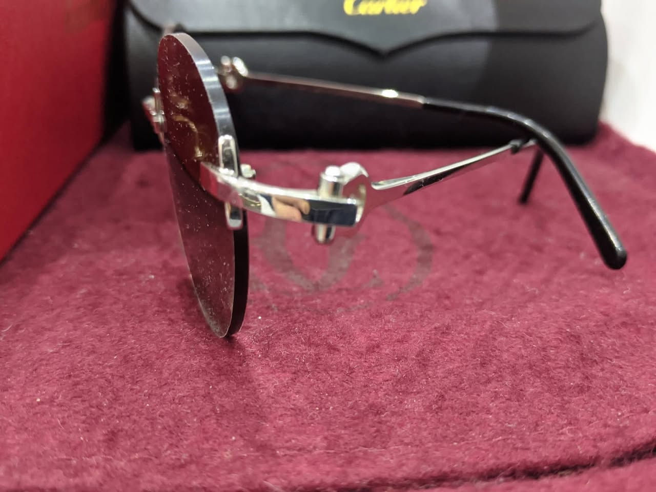 جوهره من ارقى اصدارات كارتييه باشا
لعشاق الذهب الابيض البلاتين.

Cartier rimless platinum pasha sunglasses 

مزاد بدايه من 5000 ويوجد شحن لاي محافظه


**إذا كنت صاحب هذا الإعلان وتريد حذفه لأي سبب، رجاءا أرسل رسالة إلى الدعم الفني**