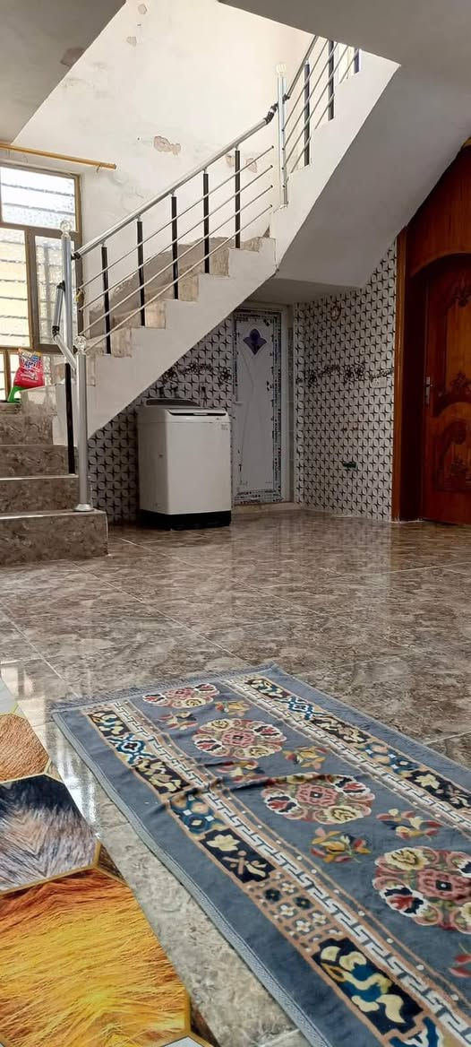 بيت للبيع مساحه 150طابو زراعي يحتوي على غرفتين وصاله ومطبخ وصحيات داخليه وخارجيه وستقبال مناور ثنين موقع طويريج حي الجمعية شارع ابوسيود قرب الشط بناء طابوق صب مسلح الاتصال ***********
