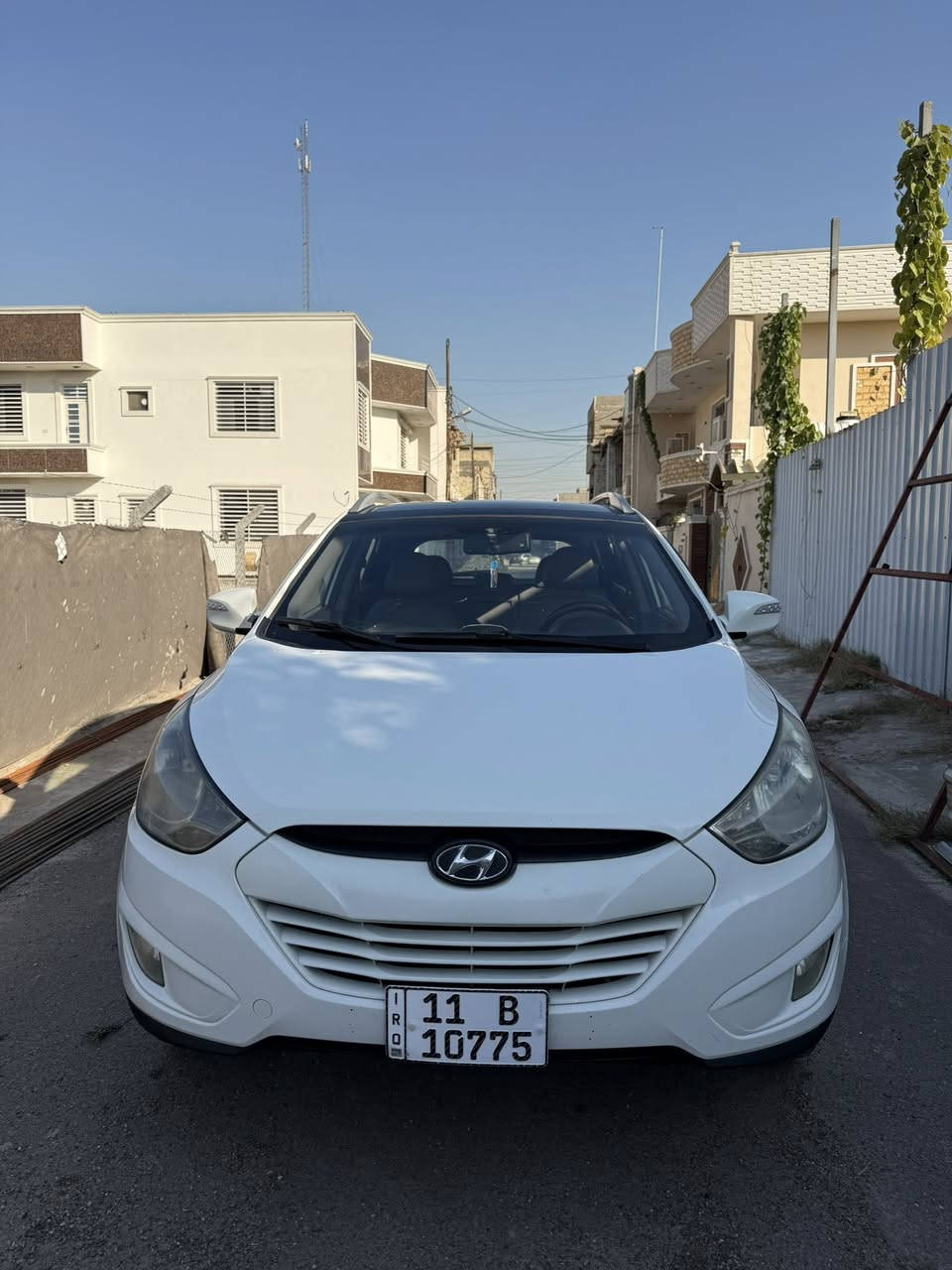 السلام عليكم 
توسان 2011 رقم بغداد 
بيها مكانات بارد وصبغ جزء بالباب الخلفي عكس السايق فقط
السياره بأسمي السعر 134 وبيها مجال بسيط
مكاني بغداد الدوره للاتصال ***********
