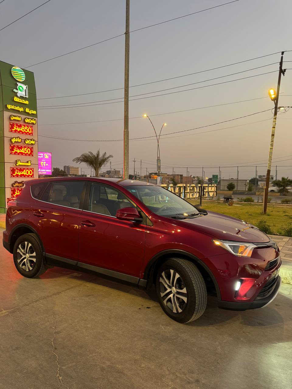 السلام عليكم 
تيوتا راف 4 
موديل 2018 ع ايدي مرقمها 
وارد امريكي حادث جاملغ وبنيد 
مواصفات Le
محرك 2500 تنفس طبيعي 
رادار امامي مع كامرة تحديد مسار
مانع انزلاق  
ناقل حركه اوتو  + manual
مود قياده sport - Eco- normal
تحكم جهتين 
كروس سرعه 
شاشه بلاديه مع كامره خلفيه 
كشنات جلد مشمشي 
تبريد تدفئه تخم تاير + باتري جاهزه 
لايت زنون Led شمسي اوسرام الماني اصلي 
كشافات اماميه Led 
رقم واسط جديد دولي - مكان السياره - الكوت مركز مدينه 
هزه جديده 
باسمي شخصياً 
السياره جاهزه مبيها مصرف السعر ١٦٠ بيها شي بسيط  وماكو راف بهالسعر للاتصال *********** مكاني كوت مركز المدينه.
