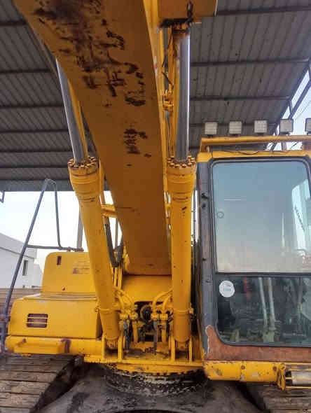 حفاره كوماتسو داش 6 موديل 2000
رقم اربيل محرك مجفت جديد هودرليك ماملعوب بي امئسسه نقار 9 رولات جب زراعي حفاره جاهزه الشغل  مكانها...الرمادي...للاستفسار ***********
