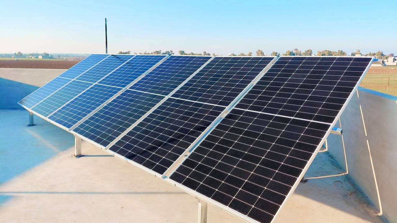 🔋 إنجاز جديد لمكتب روژ للطاقة الشمسية في #بايبوخت 
🗓️ الاحد 4_1_2026
بفضل الله وبدعمكم المستمر، يسرّ مكتب روژ للطاقة الشمسية أن يعلن إكمال مشروع تحويل منزل خليل ابو يونس  #بايبوخت    إلى منظومة طاقة شمسية متكاملة توفر كهرباء مستقرة على مدار الساعة 🌞، مع نظام تشغيل وإدارة كامل عن بُعد.
🚀 مواصفات المنظومة المنجزة:
🔸 ألواح شمسية 600 واط × 6– ضمان 12 سنة – شركة Allolla 
🔸 بطاريات ليثيوم 15 كيلوواط × 1 بسعة 300 أمبير – ضمان 5 سنوات 
🔸 إنفرتر 6500 كيلوواط – قطعة عدد 1  – شركة Viva – ضمان 3 سنوات 
🔸 قدرة تشغيل مستمرة:
    • نهاريًا: 12 أمبير
    • ليليًا: 15  أمبير
🔋 استغناء تام عن المولدة
يأتي هذا الإنجاز ليؤكد التزام مكتب روژ للطاقة الشمسية بتوفير حلول طاقة متجددة موثوقة وآمنة تلائم المنازل والمشاريع التجارية على مدار الساعة، مع أعلى مستويات الجودة.
🌍 عناوين المكاتب:
📍 بعشيقة – حي الربيع – قرب كافتيريا الربيع
📍 شيخان – مفرق شيخان – قرب مطعم عنتاب
📍 سنجار – سنوني
📞 للاستفسار والتواصل:
المهندس قيدار: *********** – ***********
سلام سلو: *********** – ***********
📲 تابعونا على صفحة مكتب روژ للطاقة الشمسية لمشاهدة المزيد من الإنجازات والتحديثات.
#الطاقة_الشمسية #مكتب_روژ #طاقة_نظيفة #نينوى #العراق #بعشيقة #شيخان #سنجار #دهوك #الموصل #طاقة_متجددة #الاستدامة #روژ_تبدع #باعذرة #كوردستان #جامعةموصل #مهندس #كهرباء #موصل #اربيل #دهوك #عقره #سميل #شاريا #شيخان
