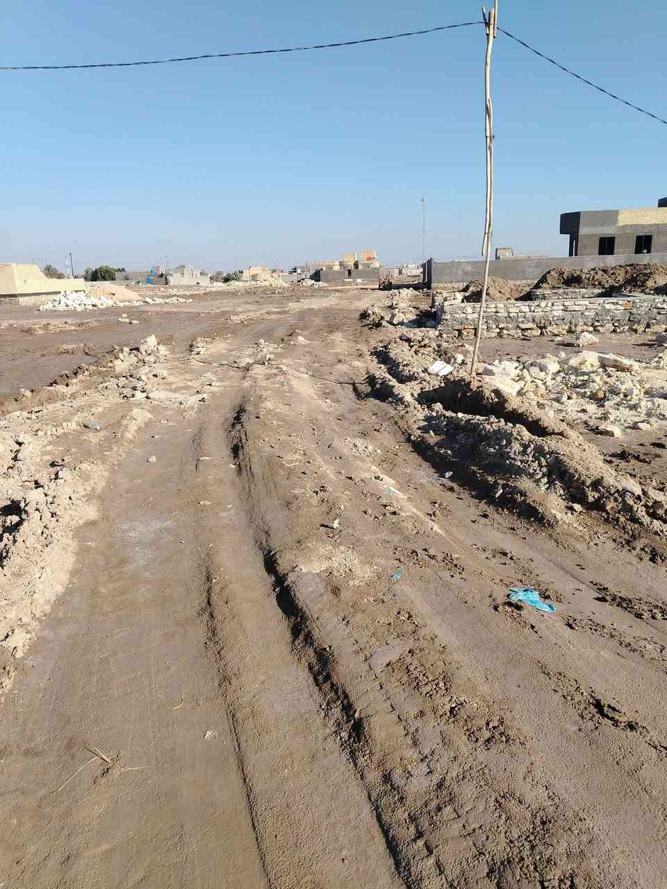 السلام عليكم توجد قطعة أرض مساحه ٢٠٠متر السعر ٧ملاين ونص وبيه مجال بسماوه وره ٢٢ يم  مدرسة اكد زراعي سند ٢٥ بيه قرار محكمه لاستفسار *********** او خاص
