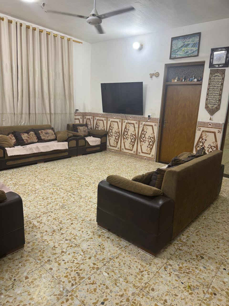 بيت البيع في منطقة ركيه وفاضل
يحتوي عل 3غرف نوم وصاله واستقبال ومطبخ وكراج وحديقه واضافه الى ترك داخلي وصحيات 2 وسطح كبير  الاستفسار ***********.
