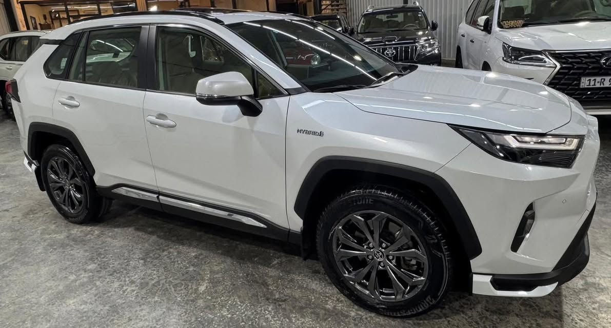 السلام عليكم 
تويوتا راف فور 2024 
ضمان شركة ساز 
فول مواصفات 
محرك 2500 هايبرد 
فور ويل 
كشنات جلد 
بصمة تشغيل عن بعد 
شاحن لاسلكي 
حساس امامي خلفي 
مري شفط 
زنون امامي لد خلفي 
وضعيات قيادة كروس سرعة 
شاشة كاميرا 
فتحة 
قطعتين تبريد
 السيارة جديدة ماشية 22 الف
 بدون صبغ بدون بارد 
مغلفة PPF بالكامل 
مكان السيارة بغداد 
السعر 300 وبيهة مجال 

للاستفسارالاتصال 
***********
***********
