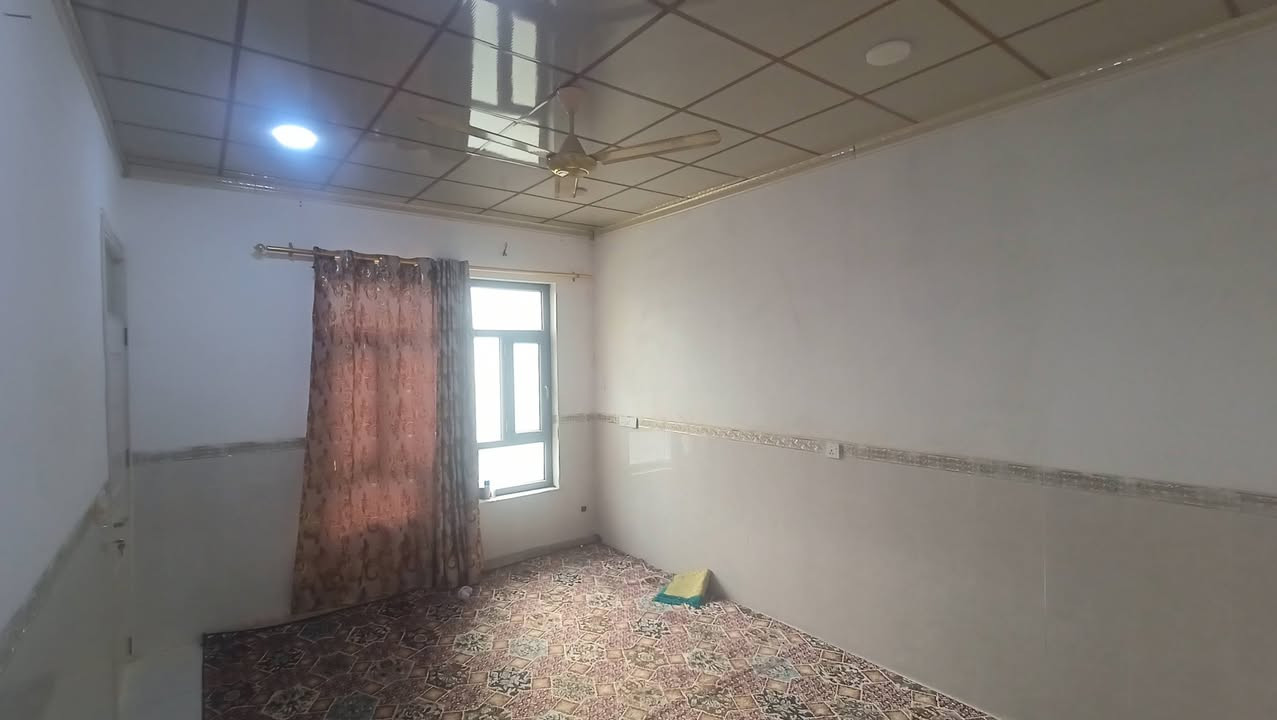 ئەم خانوە بۆفڕۆشتن ناونیشان سموود ئاوباریک نزیکی جادەیە نزیکی مارکێت و صەیدەلییە خانویەکی پاکو بێ عەیبە ڕوبەری 100مەترە ژورێکیش کراوەلەسەرەوە وەکو دیوەخانەکەیەتی بەس تەواونەکراوە ژمارەی موبایل ***********
هذا البيت للبيع عنوانه صمود اوباريك قريب من الشارع العام قريب من صيدليه واسواق 100 متر نضيف وجديد اكو غرفه فوك نفس قياس استقبال بس ماكامل 
هذا رقم ***********
