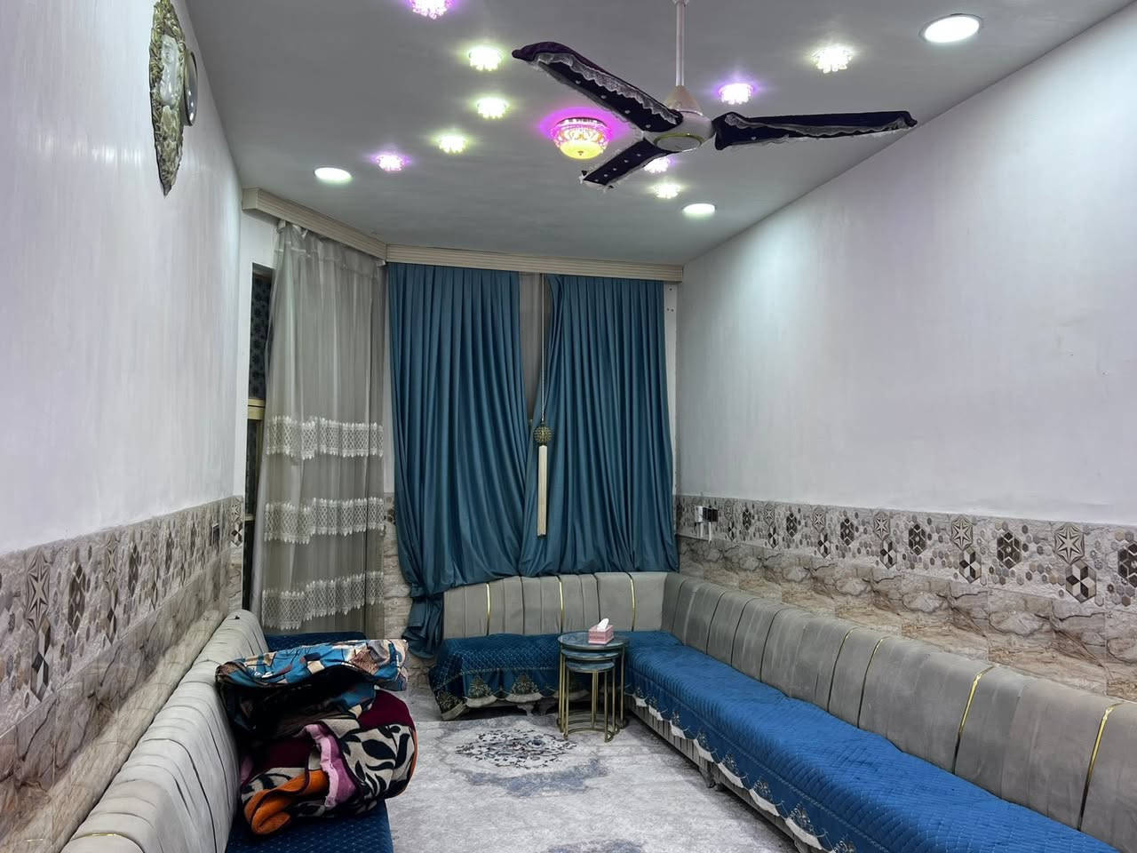 دار للبيع الشهداء/الدبيه الثانيه
مقابل جامع القرأن الناطق بالفرع
الطابق الأول/كراج. حديقه. استقبال. مطبخ. صحيات داخلية وخارجية. صالة. غرفة نوم. منور. 
الطابق الثاني /غرفة نوم . صالة. صحيات. السطح شتايكر. بناء 2021. ***********
