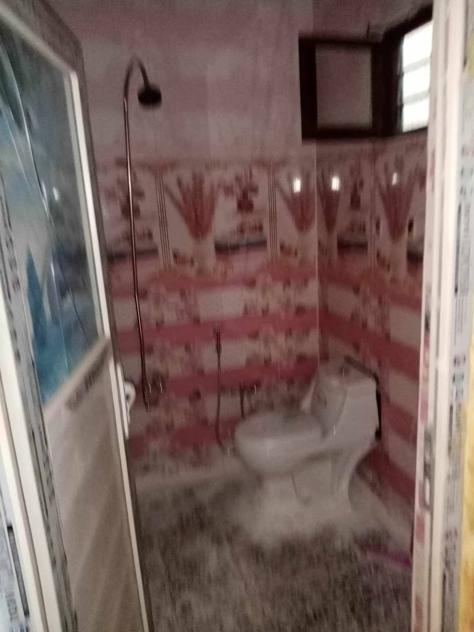 مشتمل للايجار بدايه الشعب شارع عدن خلف جامع جهاد طابق ثاني جديد معزول غرفه هول كبير خدمات سطح ٦٥ متر كامل خاص او واساب ***********
