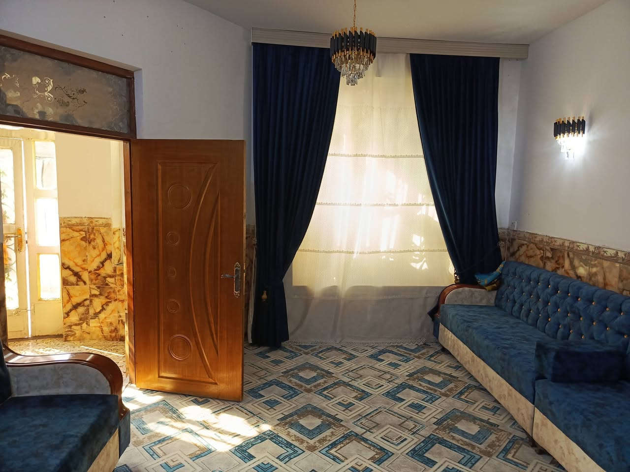 #دار_للبيع
 طابقين مساحه 200 متر طابو صرف.. يحتوي الطابق الأول
على صاله 4/9
وستقبال 4/6
غرفتين 4/5
مطبخ4/4
.... يحتوي الطابق الثاني على
غرفتين4/6
صاله 4/7
ومجمع صحياك 2/2
كما موضح في الصور 
#العنون ابو سديره قرب المدرسه الحديدية (أنيس الاصبحي) ثالث فرع على اليسار وداخل الفرع رابع بيت على اليمين
 

للاستفسار / ***********
