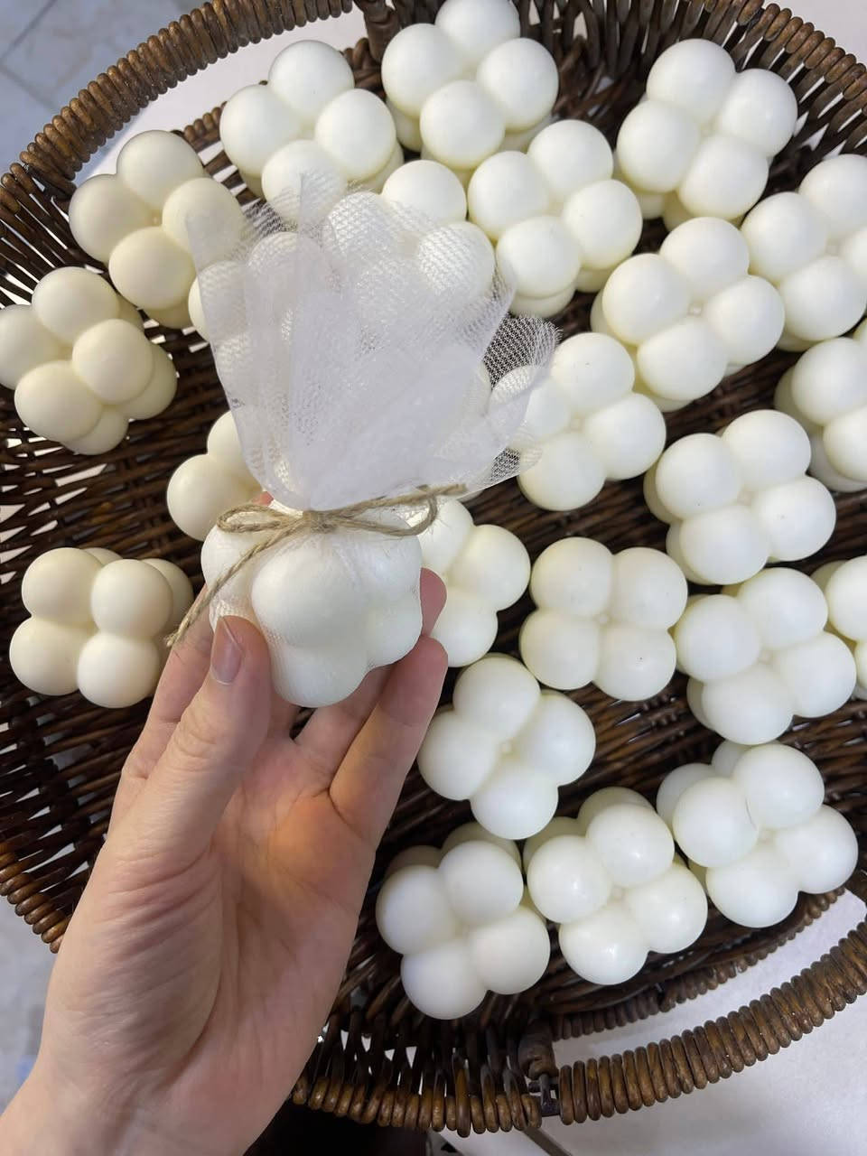 شموع لينار  🌟💫

 شموع معطرة على شكل وردة 💐🌸🌹

 بتفاصيل ناعمة ولمسة أنيقة🤗

 بتضيف جو دافئ وجميل لأي مكان💫 

🎁 مناسبة للتوزيعات – الهدايا – العزائم – الشركات
الشكل واللون والرائحة من اختياركم 

كل قطعة تنعمل بحب لحتى تكون مميزة وفريدة مثلكم🤗

  

 🚚 🚚التوصيل متوفر 

📩 استقبل استفساراتكم وطلباتكم على رسائل الصفحة 

#شموع
#توزيعات
#هدايا
#ديكور
#شموع_لينار
#فواحات


**إذا كنت صاحب هذا الإعلان وتريد حذفه لأي سبب، رجاءا أرسل رسالة إلى الدعم الفني**