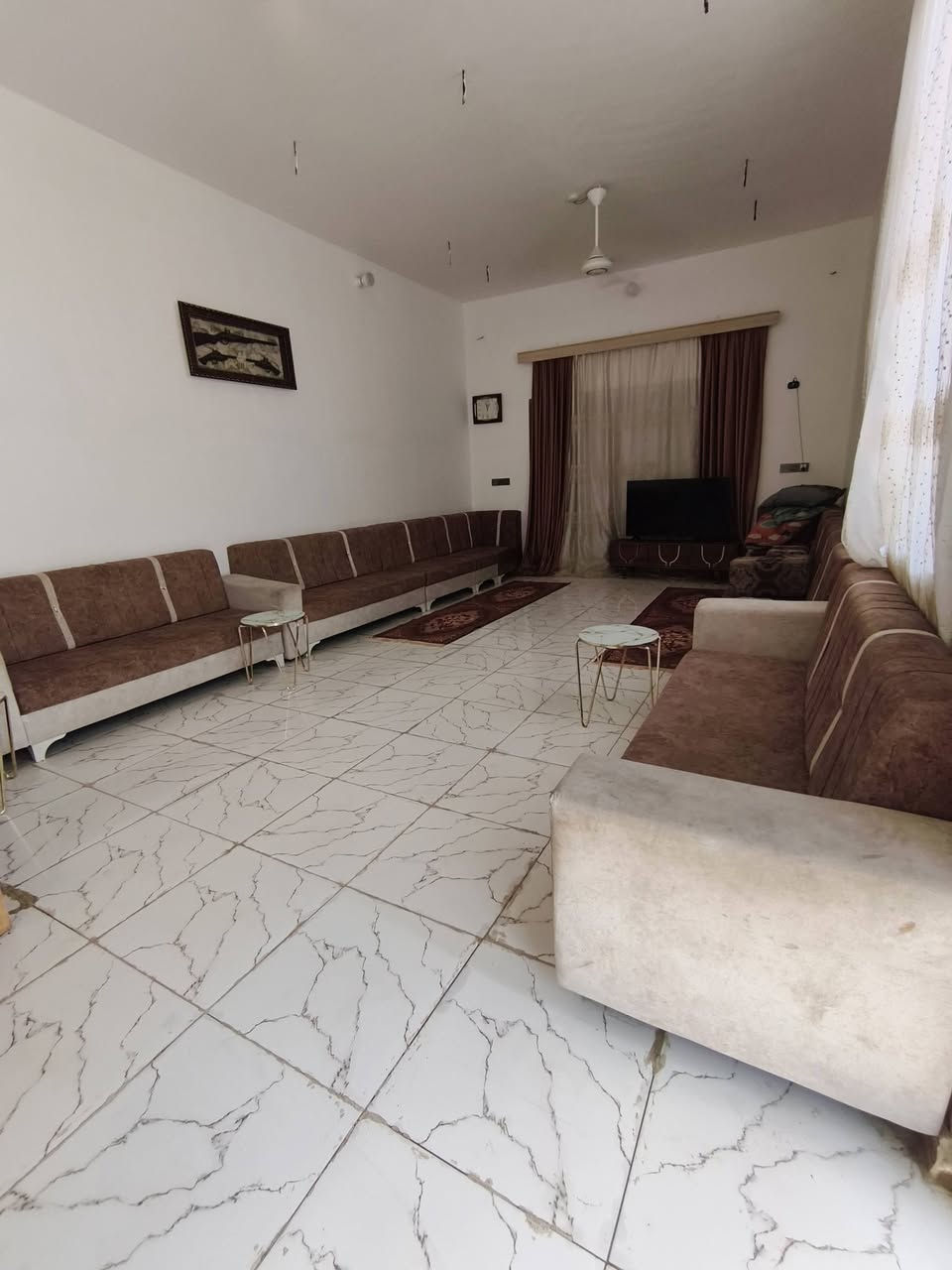 للبيع — بيت زراعي بموقع مميز
📍 مقابل الملعب الدولي الجديد — طريق الدواية / حي الجوادين

يبعد تقريباً 100 متر عن الشارع الرئيسي.

🔹 مساحة الأرض: 230 متر

🔹 زراعي: كونكريت

🔹 البناء حديث

تفاصيل البيت:

✅ غرفة

✅ مطبخ

✅ صالة طعام

✅ استقبال

✅ حمامات

والنصف الثاني من البناء يحتوي على:

▪️ غرفتين

▪️ صالة

(البناء غير مكتمل بالكامل).              ***********
