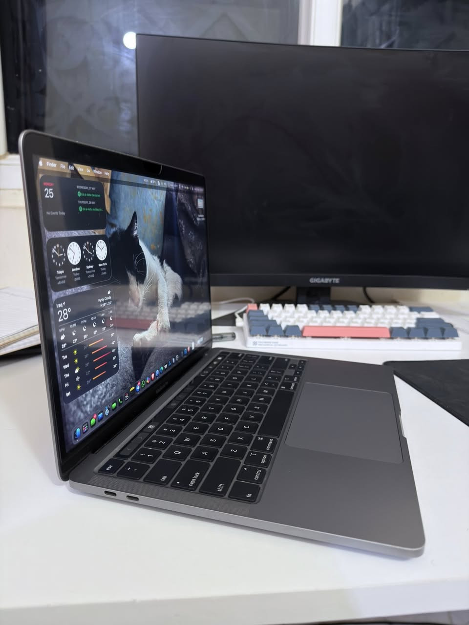 السلام عليكم اخواني
MacBook Pro للبيع 
المواصفات مثل ما موضح بالصورة الجهاز نظافته ٩٠٪؜ كلش جنت مدارية بالاستخدام 
الجهاز 1T 
رام 16G
المعالج core intel i5 الجيل العاشر
***اللابتوب صارله عندي ٦ سنين يحتاج تبديل بطارية مع ذالك بالاستخدام المتوسط والخفيف ينطيك من ساعتين الى تلاثة 
الكارتونه مالته موجودة والواير الاصلي موجود 
السعر ٥٥٠ الف قفله وبالعافية على الي يكون من نصيبه ❤️


**إذا كنت صاحب هذا الإعلان وتريد حذفه لأي سبب، رجاءا أرسل رسالة إلى الدعم الفني**