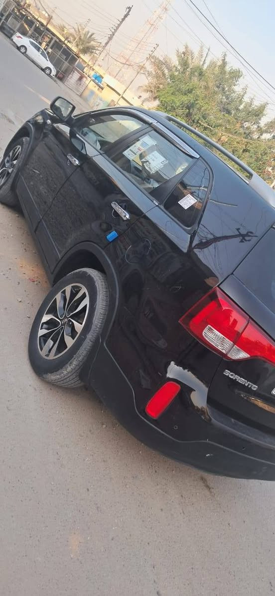 سلام عليكم سيارة سورنتو موديل 2013 سيارة بيها قطعه صبغ خليجي مكينه ٦سلندر ٧راكب بيها  صبغ وحده خليجيه سيارة مكاني بغداد البياع متواجد واتساب رقم الهاتف *********** بيع او مراوس حسب القناعه سعر  158وبيها مجال
