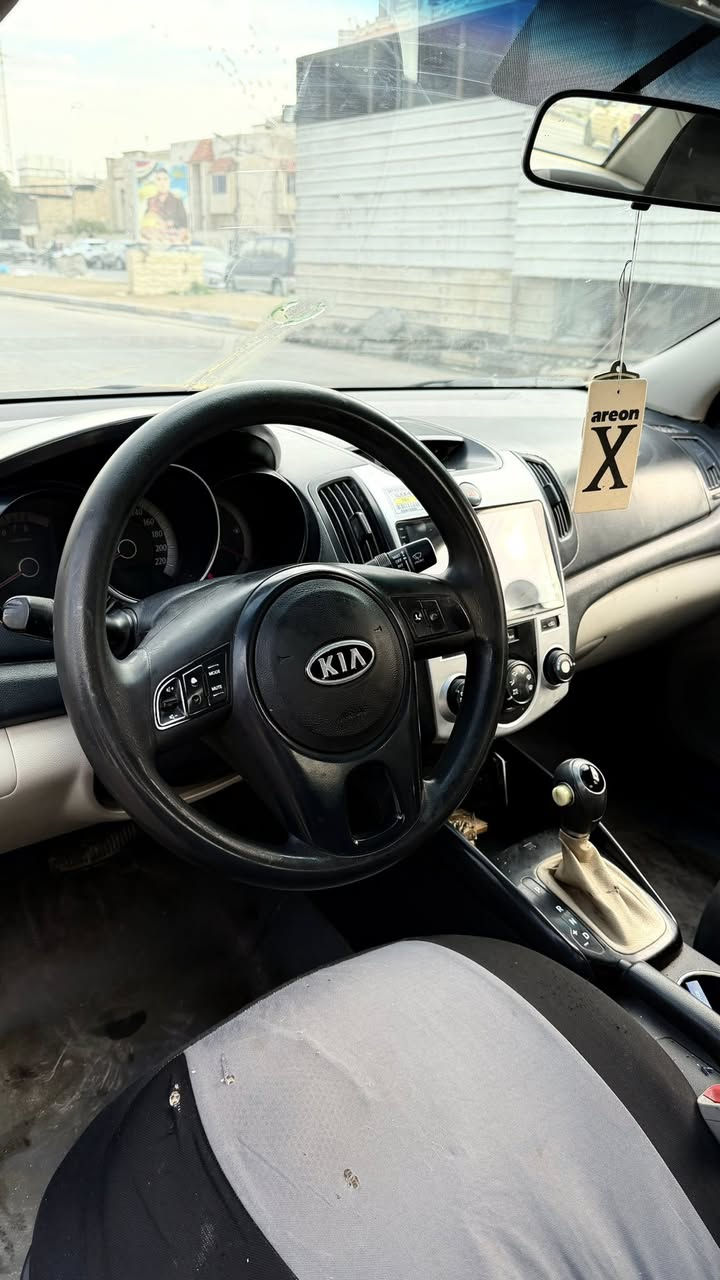 السلام عليكم سيراتو خليجي موديل 12 السياره مكينه وكير مابيهن شي السياره سنويه بسمي شرط التحويل بيهه ضربه ربع القماره سونارهه عندي مصفره هيئه وغرامه سياره نصبتهه حلوه وكاعده بيهه شويه نقوصات ابطاين وهيج خفايف تجي تكلب وتشوف بعينك رايدهه ب77 وبيهه مجال للشراي 
عنوان بغداد حي القاهره ***********
