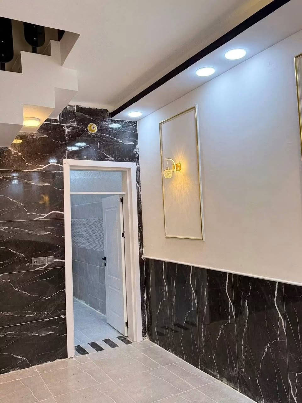 يالله بيت البيع المساحه 100متر طابق ونص حي النداء قريب على شارع قنبر شغل جناي مقابيل مول حكايه السعر خاص ***********
