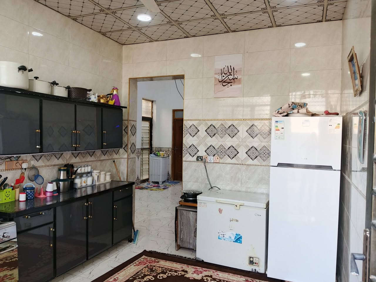 السلام عليكم العقار للبيع مساحه 150 . متر المكان حي المثنى خلف الخضراء خلف مدرسه ابطال العروبه 4 غرف للاستفسار . ***********
