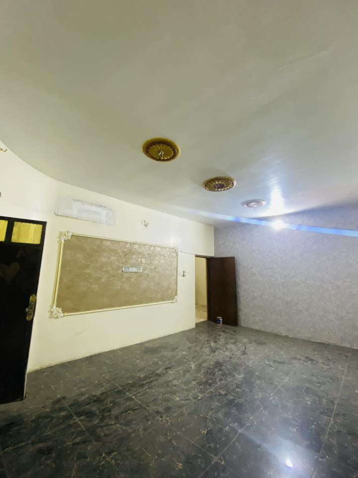 🏠 للإيجار في بغداد – البلديات
بيت طابق أول مساحة 150 م²، يتكون من:  
• استقبال  
• غرفة نوم  
• مطبخ  
• صحيات  

📍 الموقع: بغداد – البلديات قرب مجمع الشذر الطبي  
يبعد عن الشارع العام حوالي 3 دقائق.

📞 للاستفسار: ***********
