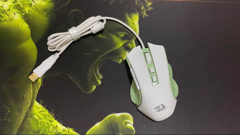 🟢 كيت قيمنق متكامل Redragon S134 Combo - الطبعة الملكية باللون الأخضر الماتشا والأبيض 🟢
لكل شخص يبحث عن التميز والراحة بالأداء والمظهر، هذا الكيت الاحترافي (ماوس + كيبورد ميكانيكي) من شركة Redragon العالمية يجمع لك الأناقة الاستثنائية مع الأداء العالي في الألعاب والعمل.

⌨️ مواصفات الكيبورد الميكانيكي (Mechanical Keyboard):
 تصميم مدمج وذكي (94 مفتاحاً): يوفر لك مساحة ممتازة لحركة الماوس على الطاولة، مع الحفاظ على لوحة الأرقام الجانبية (NumPad) الضرورية.
 سويتشات ميكانيكية احترافية: توفر لك استجابة سريعة جداً وصوت "كليك" ممتع، مع ميزة التبديل السريع (Hot-Swappable) وسويتشات إضافية مرفقة بالعلبة.
 إضاءة RGB كاملة: تأثيرات إضاءة خلفية متعددة ومبهرة يمكن تخصيصها بالكامل لتناسب ثيم غرفتك.
 كابل Type-C منفصل: كابل أبيض متين قابل للفصل لسهولة التنقل والصيانة وحماية الكيبورد.

🖱️ مواصفات ماوس الألعاب عالي السرعة (Gaming Mouse):
 حساسية خارقة (DPI): تحكم كامل بالسرعة يبدأ من 800 ويصل إلى 7200 DPI لتوفير دقة لا متناهية في ألعاب الشوتر (FPS).

 سرعة استجابة فائقة: معدل تحديث يصل إلى 1000Hz (Polling Rate) يعني صفر تأخير في اللقطات الحسمية.
 أزرار قابلة للبرمجة: يحتوي على 7 أزرار كاملة لتخصيص الأوامر والاختصارات داخل الألعاب.

 تصميم مريح لليد: يمنع التعب خلال جلسات اللعب الطويلة مع إضاءة RGB تتماشى مع الكيبورد.

📦 محتويات العلبة (الملحقات كاملة):
 الكيبورد الميكانيكي + كابل Type-C الأبيض.

 ماوس القيمنق الاحترافي.

 أداة (Keycap Puller) باللون الأحمر لسحب الأزرار بسهولة.

 كيس يحتوي على سويتشات ميكانيكية بديلة ومثبتات.
 كتيب التعليمات وكارت الترحيب الخاص بـ Redragon.

💰 السعر: 55 ألف دينار (قفل)

واتساب : ‭ ***********‬ Colombo, Sri Lanka

