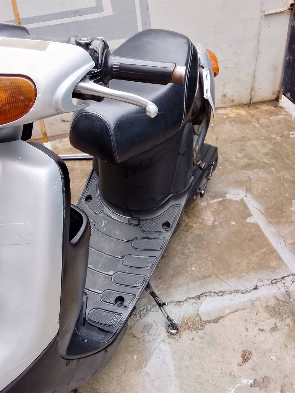 سلام عليكم اخوان دراجه للبيع ياماها بطه شغاله نكره هندر العيب بيه فقط يحتاج هاي الي يدر الدهن مااعرف اسمه بس سعره 8 تالاف و كفر مكسور و قطعه موجود بس تلحمه و من جه وحده شاصي ملحوم السعر 125 الف وبيه مجال قليل العنوان قادسيه الاوله. ***********
