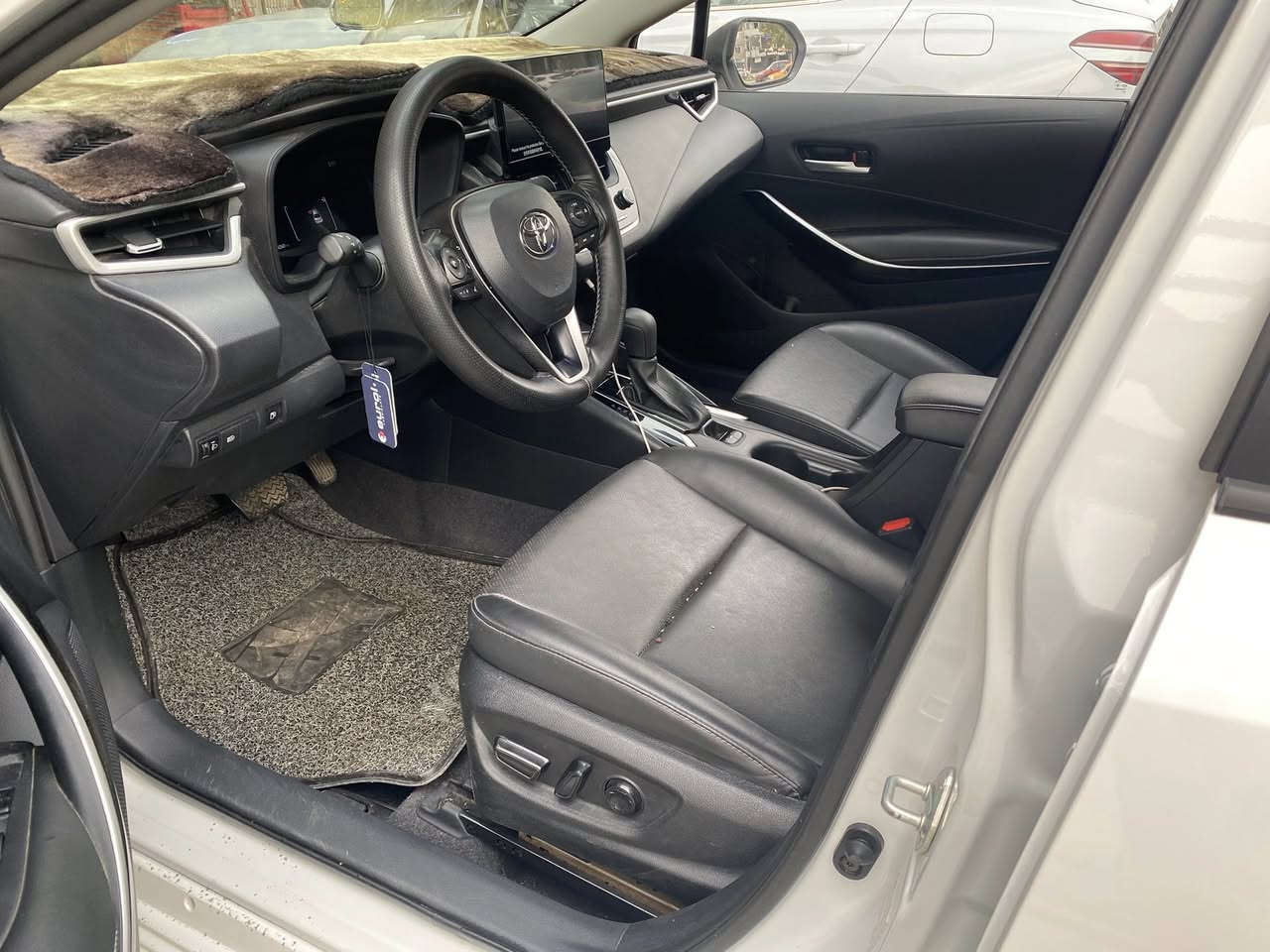 السلام عليكم عندي كورلا  موديل ٢٠٢٤  وارد صيني هايير   مكفوله كفاله عامه. من الصبغ والضرر. السياره باسمي  مرقمه بغداد. الرقم الإنكليزي.  مواصفاتها. بصمه  ويل. كب   تبريد قطعتين. كراسي كهرباء  واحد. جلد اصلي. محرك السياره ١٨٠٠ ماشيه السياره ١٤ الف  معروفه.السوك مواصفها مكان السياره بغداد المنصور مقابل مطعم زرزور   الاتصال على الرقم ***********
