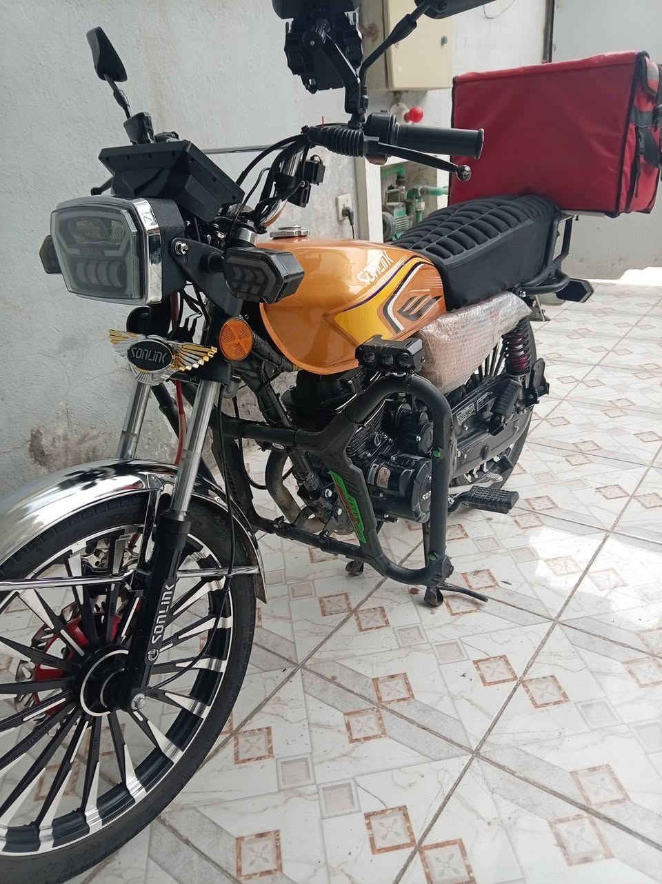 السلام عليكم شباب سولنك 5 كير موديل 2025 دراجة ماشية 6000 يعني بعدهة زيرو تجي جيب وياك 100 مصلح برغي ما ناقصهة بيهة سويج 2 وبصمه تشغيل عن بعد 2  سلف بكل وكت شلعة ومعدل اذا ما عجبتك معتب اني وغراض اني شادهن زنون ودرع وستان تلفون ومرايات وشاحنة وصندوك ذني مالاتي من عدا الدراجة انطيك دراجة تخبل المكان علوة الرشيد قرب مطعم حجي حسن السعر 900 وبيها مجال للاستفسار ***********
