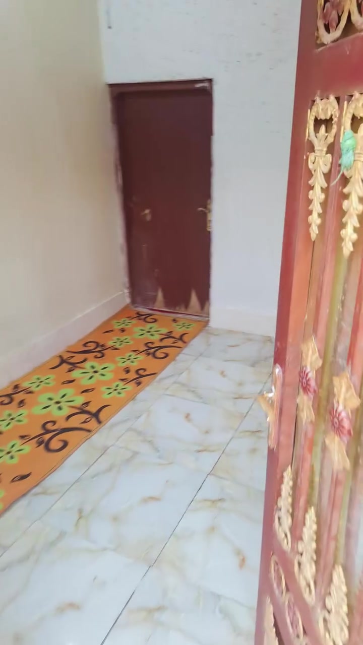 دار للبيع المساحه 200 تبعد عن السرع العام 30 متر متر  يحتوي على غرف عدد 2  حمام داخلي وخارجي صاله مطبخ وديوانيه ستوني بانيه  السقف عكاده   كافه الخدمات ماء مجاري العنوان تنزل جسر السريع   قرب مدرسه المامين مقابيله   السعر 75هوه ولاثاث بي 3 سبالت وغرفه اخشاب وميز وكاونتر مطبخ  وثلاجه وبوفيه وتانكي وكيزر وجميع الاثاث وياه  بدون اثاث 70 قابل للتفاوض للاتصال ***********
