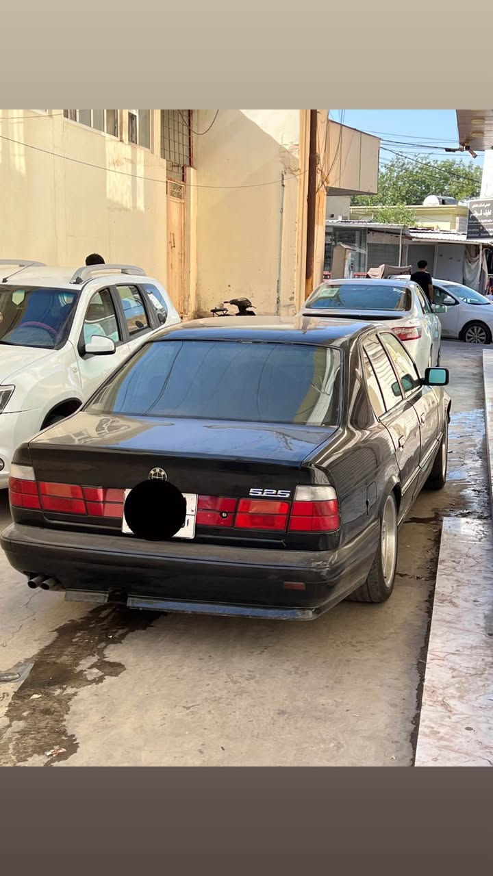 BMW 525 دیجتاڵ 
مەکینەی کەپس مۆدێل 1992 سەیارەیە هەتا بڵێی خاوێن 
بێ مەسرەفە تەبرید لەگەڵ سویچا تاقم پێشتی تازە داگیراوە چوار تایە و ویلی M تازەی لەسەرە موشتەری نیت سەرم مەیەشێنە $55 مەعمەلەیە برایەنە
*********** السليمانية, العراق
