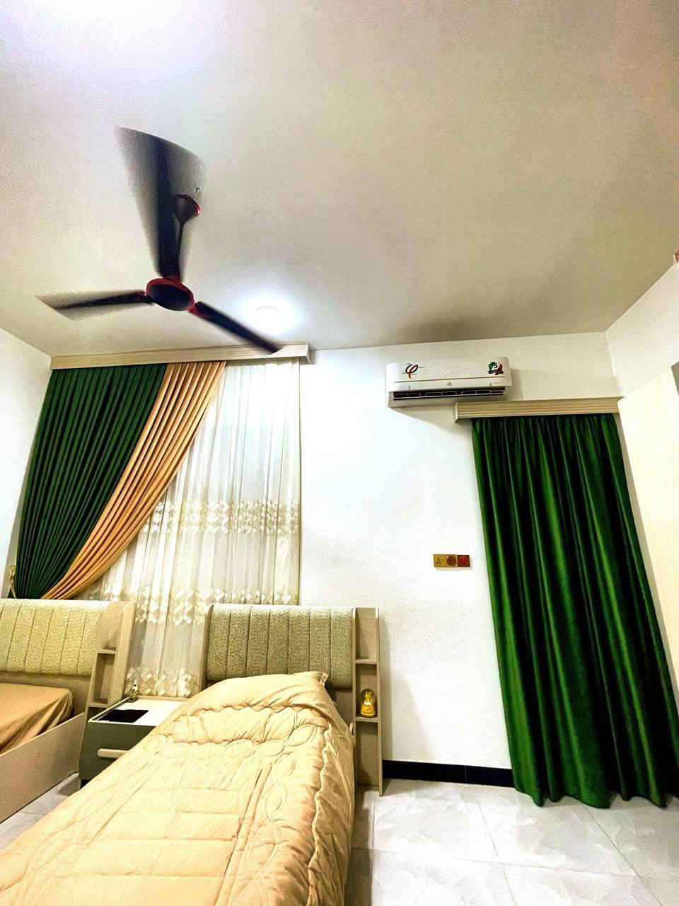 السلام عليكم
للبيع فقط: 
بيت في الاسكان شارع مكتب الحياة ع الشارع مباشرة ومقابيلة سايدينً
بيت 150 متر طابقيين يتكون الطابق الاول من استقبال - صالة- مطبخ حار +بارد - مجمع صحيات.

الطابق الثاني 3 غرف نوم - صالة - مجمع صحيات.
السعر 230 مع مجال بسيط للشراي 
للاستفسار اكثر الاتصال ع الرقم ***********
