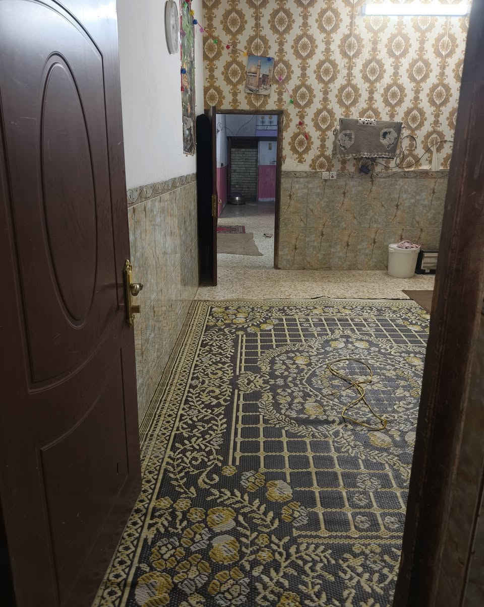 دار للبيع ! 
العنوان مقابل مدرسة خليل الساعدي شارع أبو حسين المضمد
المساحة 250 متر البيت كاشي و أرتفاع البناء ٣.٥ 
يحتوي على أستقبال + هول + صالة+ غرفة نوم+ مطبخ+ منور خلف البيت + منور دخول من جهه المطبخ مجموعة صحيات السعر 58 بيه مجال 
للاستفسار ***********
