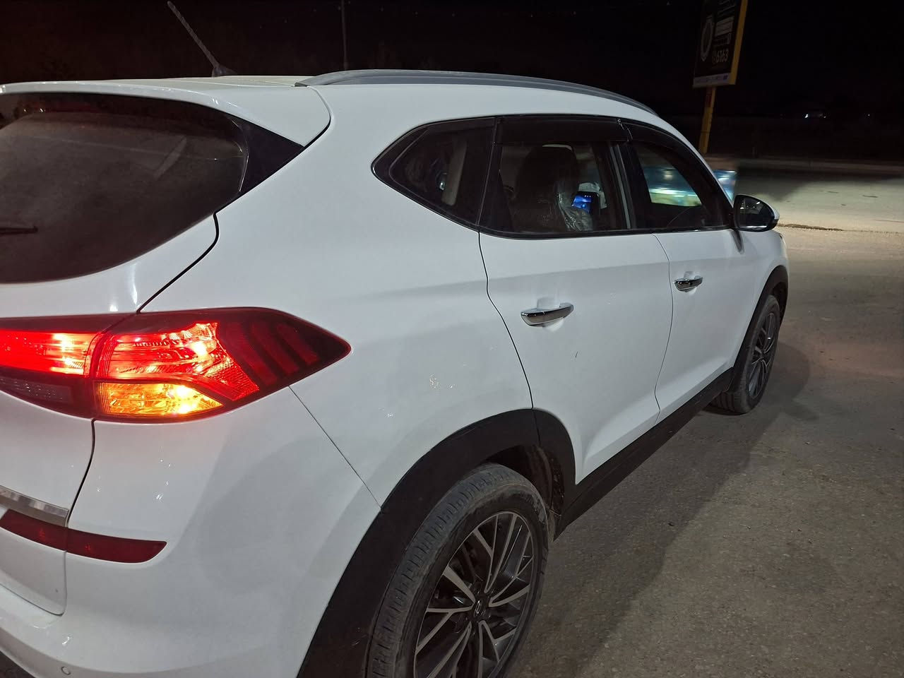 السلام عليكم ورحمة الله وبركاته
للبيع .... هونداي توسان موديل 2020  خليجي شركة الكاصد  مكفوله كفاله عامه من الصبغ والضربه ماعدا بارد قليل  في الجاملغ الخلفي سيارة  فووول مواصفات ماعدا الفتحه بصمه /اشاير بالمري /مري شفط / كراسي كهرباء / شاشه جبيرة/تبريد قطعتين  / داخل بقلاوة بيجي مطعم بصاج  ماشيه 108kmالف  رقم بابل دولي باسمي  .... السعر 205 وبيه مجال بسيط  للاستفسار أكثر اتصل ع الرقم *********** مكاني بابل
