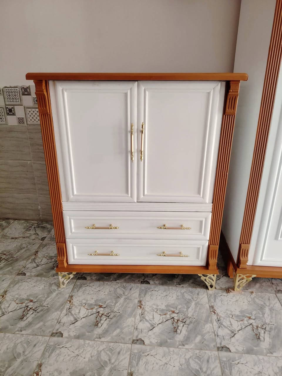 بسم الله.. اللهم صل وسلم على نبينا محمد
             (  معرض الهاشمي للأثاث العراقي)) 
                      #نقد_واقساط
اليوم اكتمل عدنا موديل #الجوهرة
 متكونه من؛
💥كنتور ٦ أبواب طابقين طول الكنتور ٣.٥٠سم
ارتفاع الكنتور ٢.٥٠ سم
💥زاوية بأرتفاع الكنتور
💥ميز مرايه
💥جزامة
💥جربايه مع كومديات عدد ٢
💥الصبغ الأبيض بصاجي حراري من الدرجه الاولى
...
تفاصيل الغرفة.. داخل صاج طبيعي ١٠٠٪
خارج الغرفة ndf من الدرجه الثقيل
ظهر الكنتور شد براغي جرجوبه
....
💥 كل هذا العرض بمليونين و ٧٠٠ الف فقط
........
💫 العنوان
#هيت_مجاور_جامع_الغفور
*********** وات ساب
