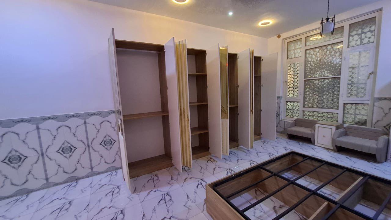 السلام عليكم
غرفة للبيع 

المكان شيخ سعد للتواصل 

***********

