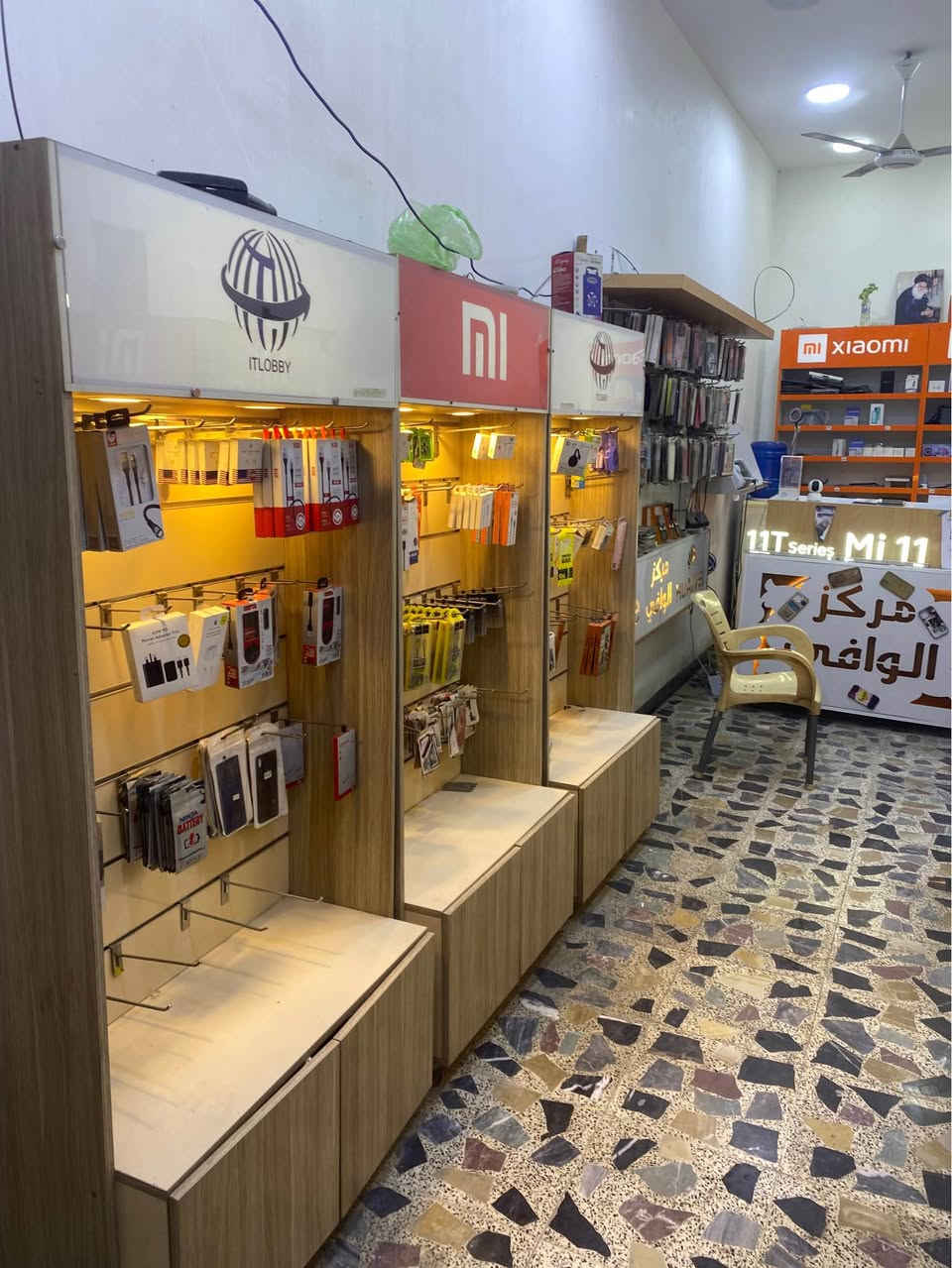 السلام عليكم محل مبايلات القطع البية:
1_ فاترينات جام عدد 3
2_فاتريات استاند تعليك عدد3
3_فاترينات تعليك عدد 2
4_جهاز رصيد انتشار
5_جهاز لواسق وتغليف ضهر
6_ميز صيانة مع عدة الصيانة كاملة وميز مال محي
7_فاترينة ستاندات مال كفرات 
8_جهاز استنساخ وسحب ملازم
وبعد بي المحل القطعة البرة قيات 3مترات وقطعة مثلثة وبراد مي ومبردة وجهاز مال عد فلوس وكارتونتين كفرات بعد طبعآ المحل ايجارة حلو وشغلة حلو وبصفك معهد يسحب ملازم وهل امور موقعة حي اور مجاور مثلجات السويقي رقمي *********** بغداد, العراق
