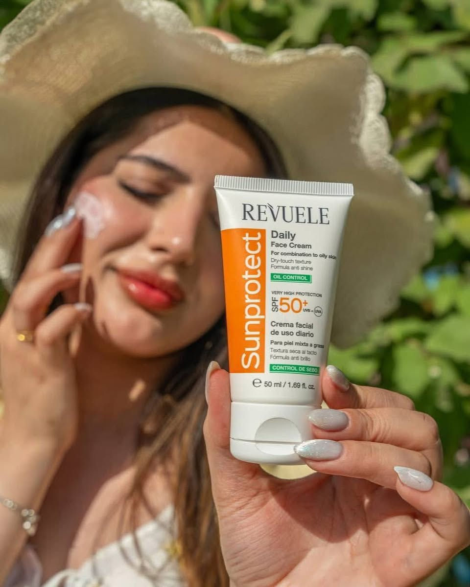 واقي شمس من ريفولي 🧡
يساعد على حماية البشرة من أضرار أشعة الشمس  ويرطبها دون سد المسام أو ترك بقايا دهنية
تركيبة خفيفة ولطيفة على البشرة ، 
يوفر حماية عالية جدًا بعامل حماية من الشمس (SPF) 50+ 
ضد أشعة UVA وUVB
مناسب للبشرة المختلطة والدهنية 

كوزمتك شانيل_بيوتي
مستحضرات_طبيعية_للبشرة_والشعر 
دخليات_نسائية
 ساعات_نسائيه_رجاليه
 #قرب_صيدلية_عطر_الشام
#يوجد_لدينا_خدمة_توصيل
#شعب_صيني_ماله_حل😂😂


**إذا كنت صاحب هذا الإعلان وتريد حذفه لأي سبب، رجاءا أرسل رسالة إلى الدعم الفني**