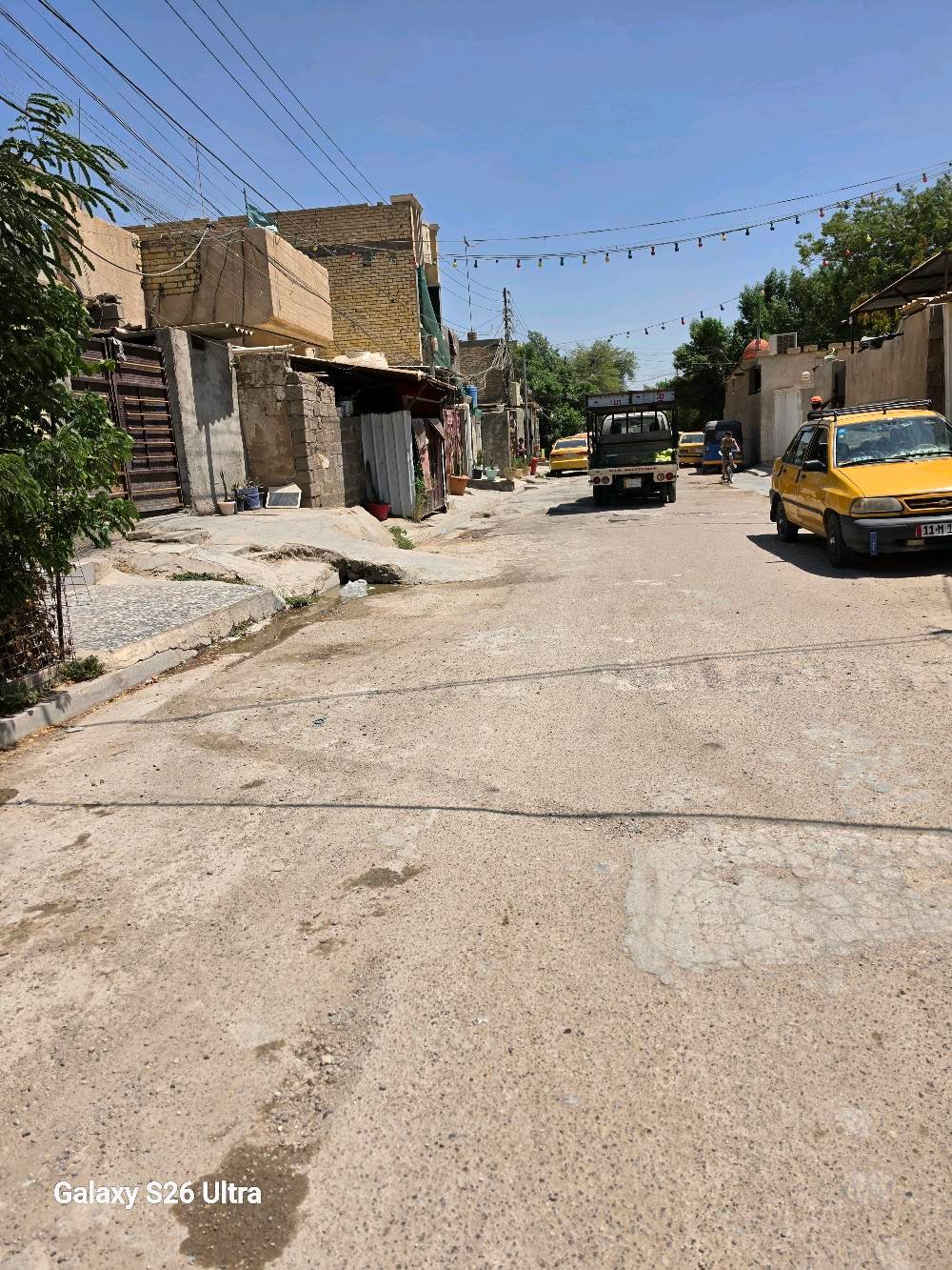 السلام عليكم..
بيت ٧٥م طابو ملك صرف بأسمي طابق ونص مسلح نظيف جدا يحتوي على صاله ومطبخ وخدمات وغرفة نوم بالطابق الاول ويحتوي على غرفة كبيرة وحولي بالطابق الثاني بي سطحين ومخزن بالسطح الاول العنوان الزعفرانيه شارع الكهرباء حي السندباد شارع ساحة ابو فريد ***********
السعر المطلوب ٨٥مليون وبي مجال انشاء الله للتواصل خاص او اتصال او واتساب
تگدر توضح شكد عدد الحمّامات/الحمّامات الموجودة بالبيت وهل أكو حمّام بكل طابق لو لا؟: 
حمام واحد 
هل البيت بيه كراج للسيارة أو مساحة لوقوف سيارة داخل البيت؟: 
لايوجد 
شنو عمر البناء تقريباً، وهل يحتاج أي صيانة أو أكو شغلات لازم المشتري ينتبه إلها؟: 
١٠س
هل البيه خدمات كاملة مثل الكهرباء والماء والمجاري والشارع مسفلت؟: 
نعم كامله 
إذا تحب، تگدر تحدد أقرب معلم معروف أو نقطة دلالة أدق حتى يكون الموقع أوضح للزباين؟: 
ساحة ابو فريد 