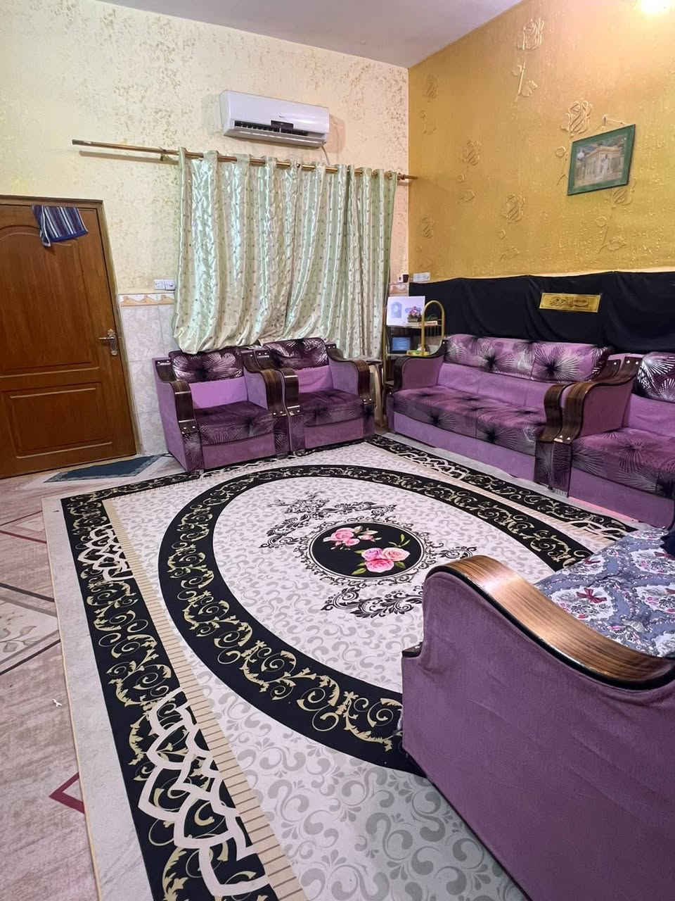 بيت للبيع في الجنينه
مساحته البيت 200 متر طابقين
تفاصيل البيت 
الطابق الأول 
كراج + ديوانيه+ هول + موزع+ غرفتين نوم+ صحيات+ مطبخ + منور 
الطابق الثاني غرفتين نوم ومطبخ وصحيات وصاله+سطح 
الطابق الثالث بيتونه 
عنوان البيت الجنينه خلف مدارس شط العرب الاهليه قريب على سوق الجنينه 
السعر 650 مليون وبي مجال
للاستفسار :***********
