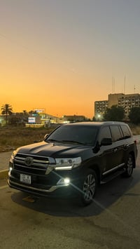 بسم الله الرحمن الرحيم 🧿 مناسبببب جدا  land crusier  2019  v8 5.7  vx....