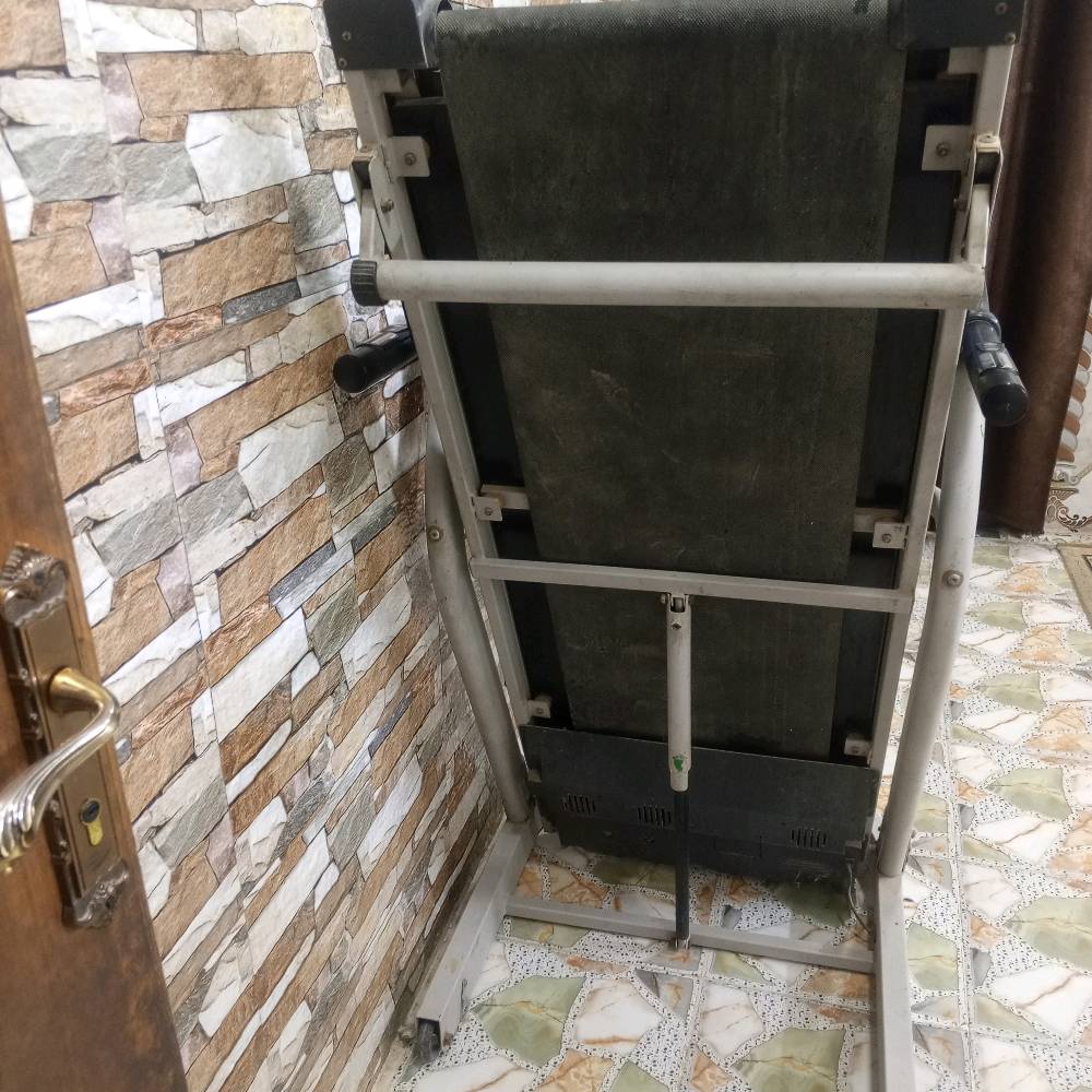 هذا جهاز سير كهربائي بحالة جيدة، مفيد للتمارين اليومية في المنزل. يحتوي على لوحة تحكم سهلة الاستخدام ويناسب جميع مستويات الرياضيين. التصميم مدمج لتوفير المساحة وسهل الط