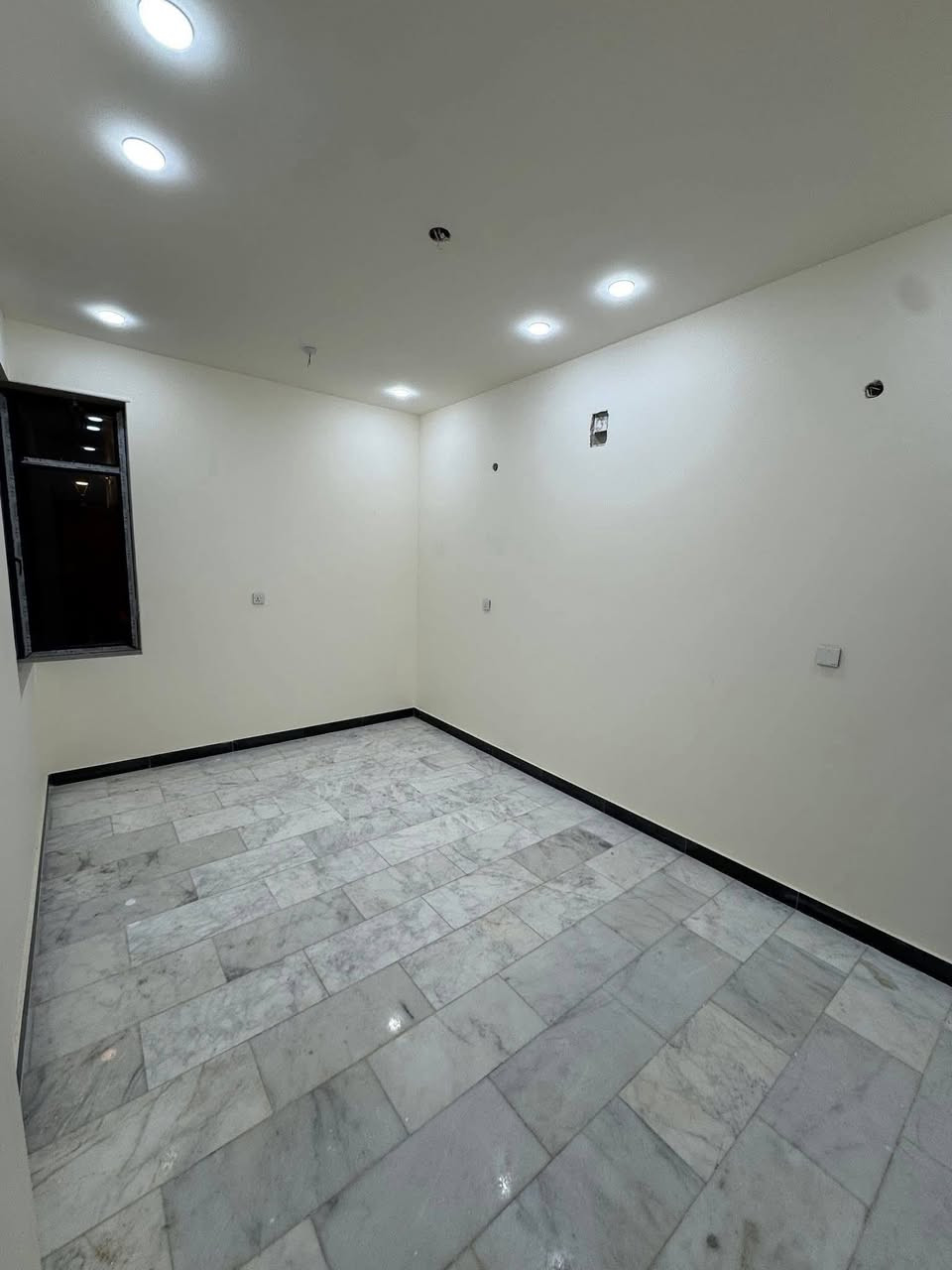 #دارللبيع
المساحة  150م واجهة 5×30 بناء سنة 2025 من الاساس
نظام معزول (وحدتين سكنية) 
كل وحده سكنية تحتوي على :  مدخلين
🔴 غرف نوم عدد 2 مع سويت 
🔴صالة 
🔴مطبخ 
🔴صحيات 2 
فول مرمر ابواب قاصة تركي منظومة غاز سبالت ماطور كهرباء كله دفن وبيت راقي جداً
الموقع الغزالية شارع مدير الامن مربع الطاقة 
للاستفسار اكثر 
***********
او زيارة المكتب في الغزالية شارع البداله مقابل الكوخ مكتب الهندسي للعقار
