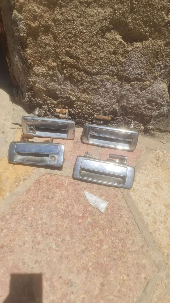 سلام عليكم غراض ارنب للبيع ***********البصره
يدات باب 4 داخليه 40الف
يدات باب خارجيه 4 60الف 
مواطير جام 3السعر75الف
قفالات باب4السعر100الف
جام البيبان عدد6السعر100الف
مسطره بخاخات 2500السعر60الف
كيس امامي محرك3000فيفيتي25الف
بيبان عدد4فارغات السعر100
بنيد 75الف
غبق جنطه75الف
جاملغات 2السعر50
واتر بم 2500السعر25
ديلكو2500السعر50شغال 
مرايات باب جانبيه السعر40
