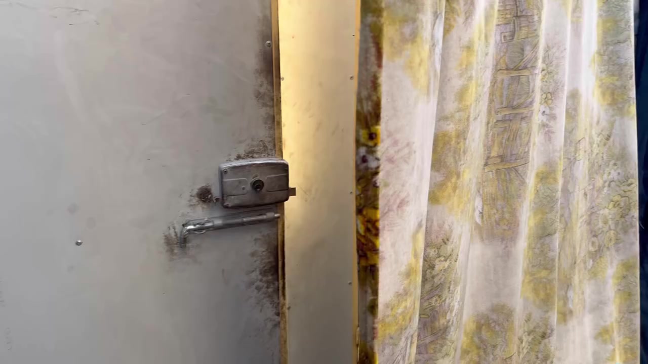 الدار للبيع المساحة 100 متر طابق واحد كامل الشارع تبليط للاستفسار ***********
