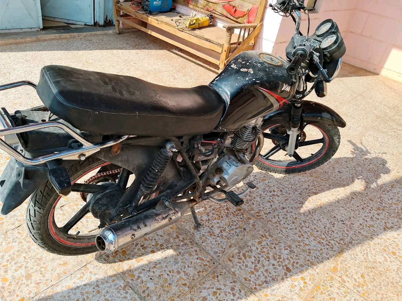 دراجة نارية مستخدمة وبحالة جيدة. لونها أسود مع تفاصيل حمراء وجنوط مميزة. الدراجة مثالية للتنقل اليومي داخل المدينة، وتوفر أداء جيد على الطرق. للمزيد من التفاصيل، يرجى التواصل عبر الرسائل.