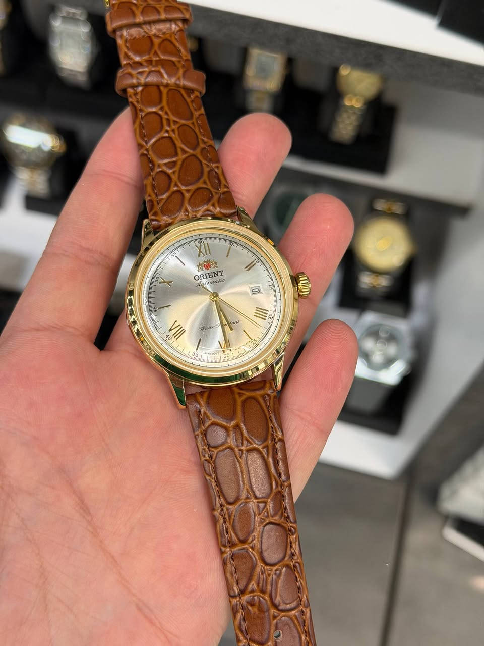 😍 وصلنا حديثا ماركه ORIENT 😍
😉سير جلد طبيعي الأصلي المنقش😉 
😎تعمل الساعه بنظام الاوتوماتيك😎
💐ملحقات الساعه العلبه الاصليه بأسم الماركه+كتلوك الساعه+العلاكه💐
😘طلاءثابت 100٪ الأصلي 😘 
🤩الجامه زفير ضدالخدش والصدء🤩 
🤗ضمان 2سنه  حقيقي من تاريخ الشراء
مستعدون لعمل الطلبيه حسب الطلب
  🌷توجد موديلات وتصاميم حديثه🌷
 🌺زورونا ستجدون كل ماهو جديد🌺
لمعرفه الأسعار 
 الاتصال على الرقم فايبر واتس اب...
*********** سيد عمار
 *********** محمد مهدي 
يوجد توصيل  جميع محافظات العراق 
           مجمع عالم الساعات 
       الديوانيه السوق الكبير 
      محمدعبدالرزاق الخضري
