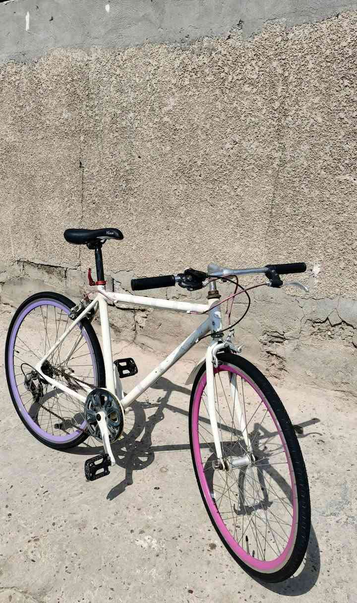 عنوان الإعلان: 🚲 اسم باسكل 700c
 سبورت أبيض للبيع – حالة جيدة – 90 ألف دينار. موقع الامين الثاني رقمي ***********
